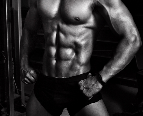 Foto stock in bianco e nero di un mezzo busto nudo di un uomo con fisico atletico