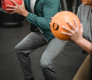 Foto di esempio che ritrae un esercizio di allenamento funzionale con palla medica