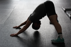Foto di esempio che ritrae un esercizio di mobilità articolare e stretching