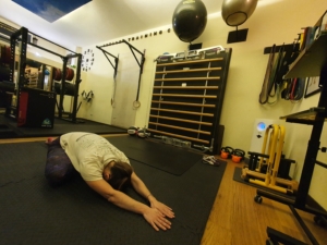 Membro Esclusivo di One2One Training Club mentre performa una posizione di stretching per gluteo
